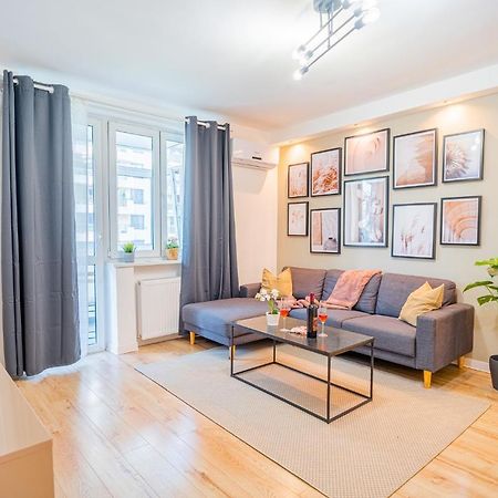 Spacious Newly Renovated 2Br Apartments With Balcony Bukarest Exteriör bild