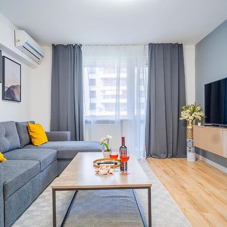 Spacious Newly Renovated 2Br Apartments With Balcony Bukarest Exteriör bild