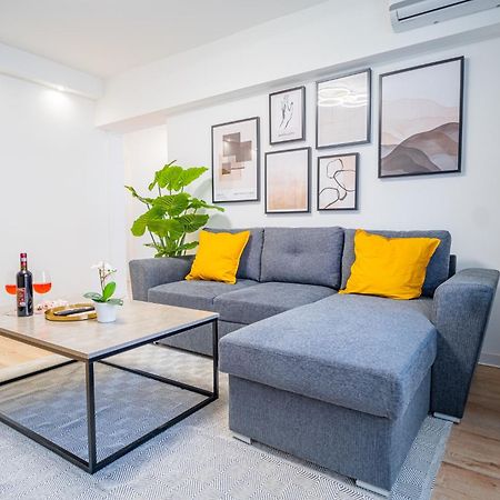 Spacious Newly Renovated 2Br Apartments With Balcony Bukarest Exteriör bild