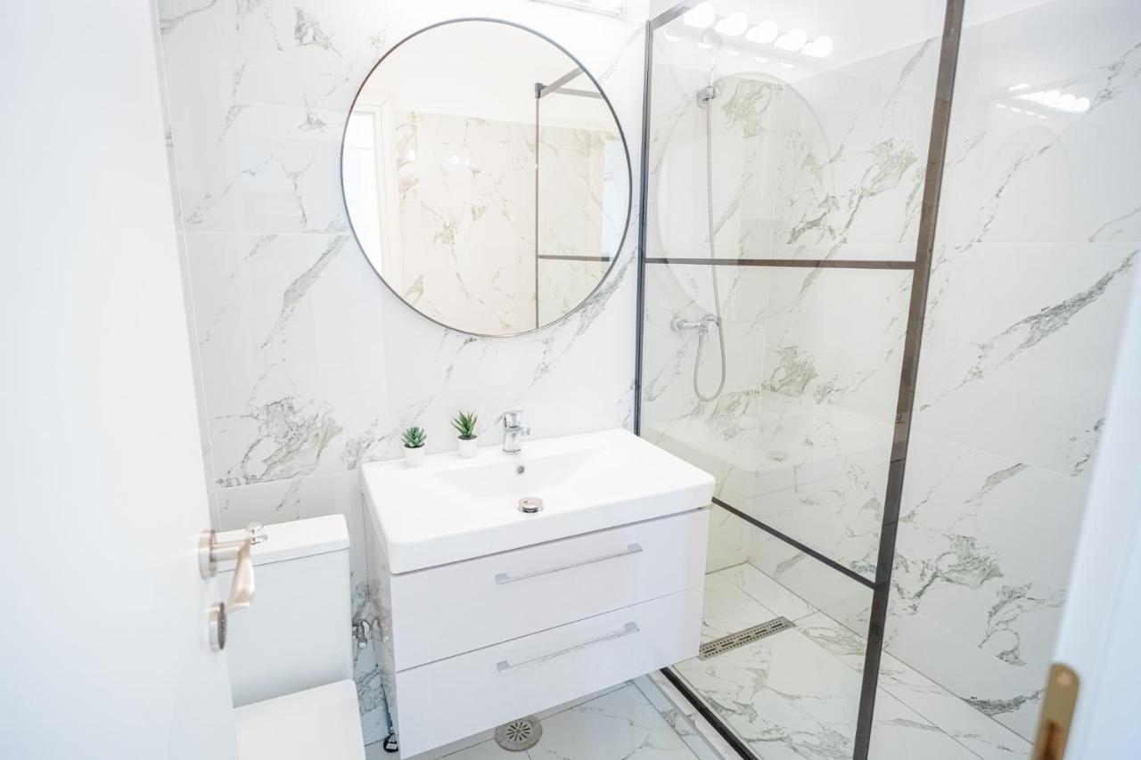 Spacious Newly Renovated 2Br Apartments With Balcony Bukarest Exteriör bild