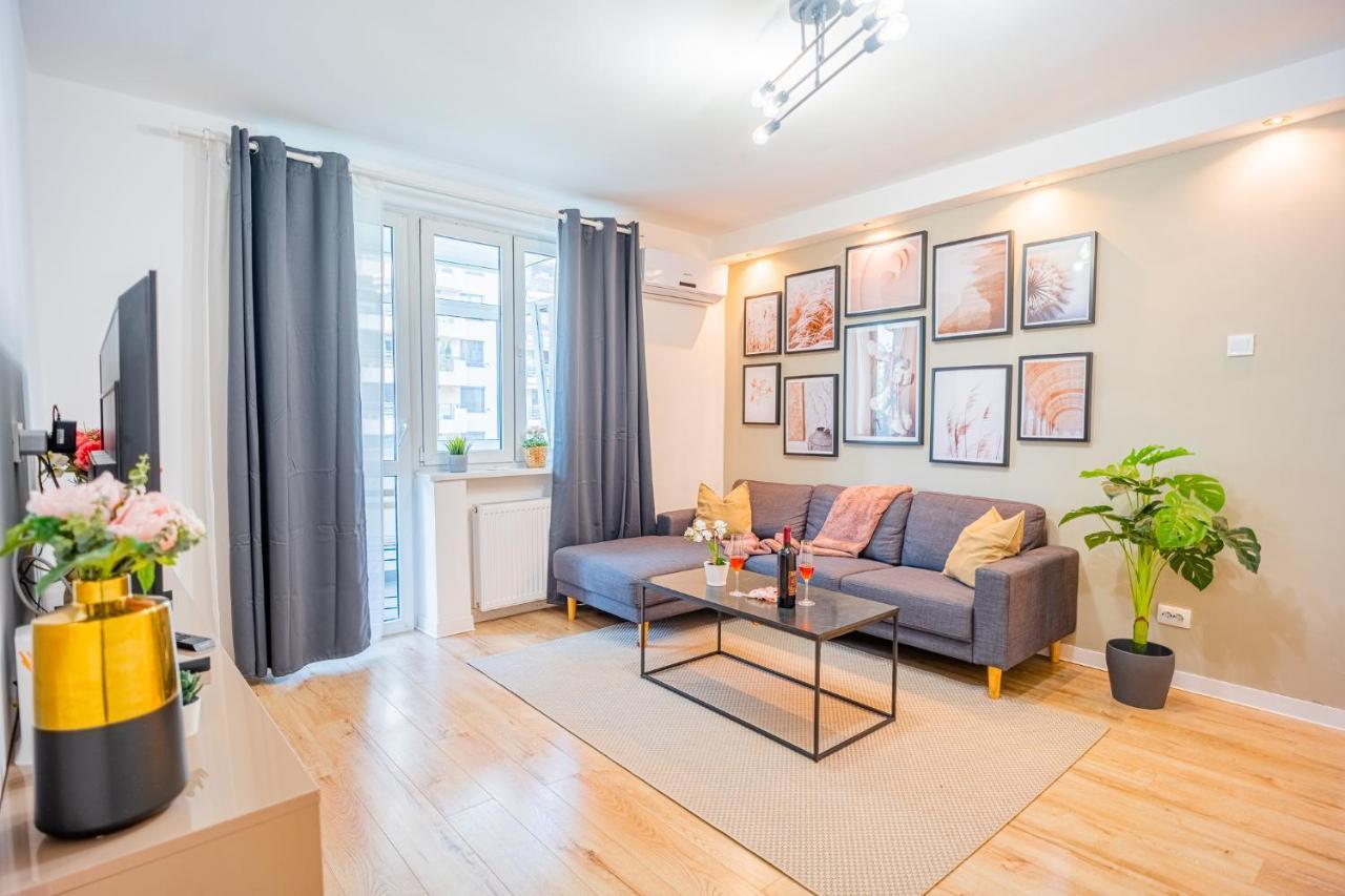 Spacious Newly Renovated 2Br Apartments With Balcony Bukarest Exteriör bild