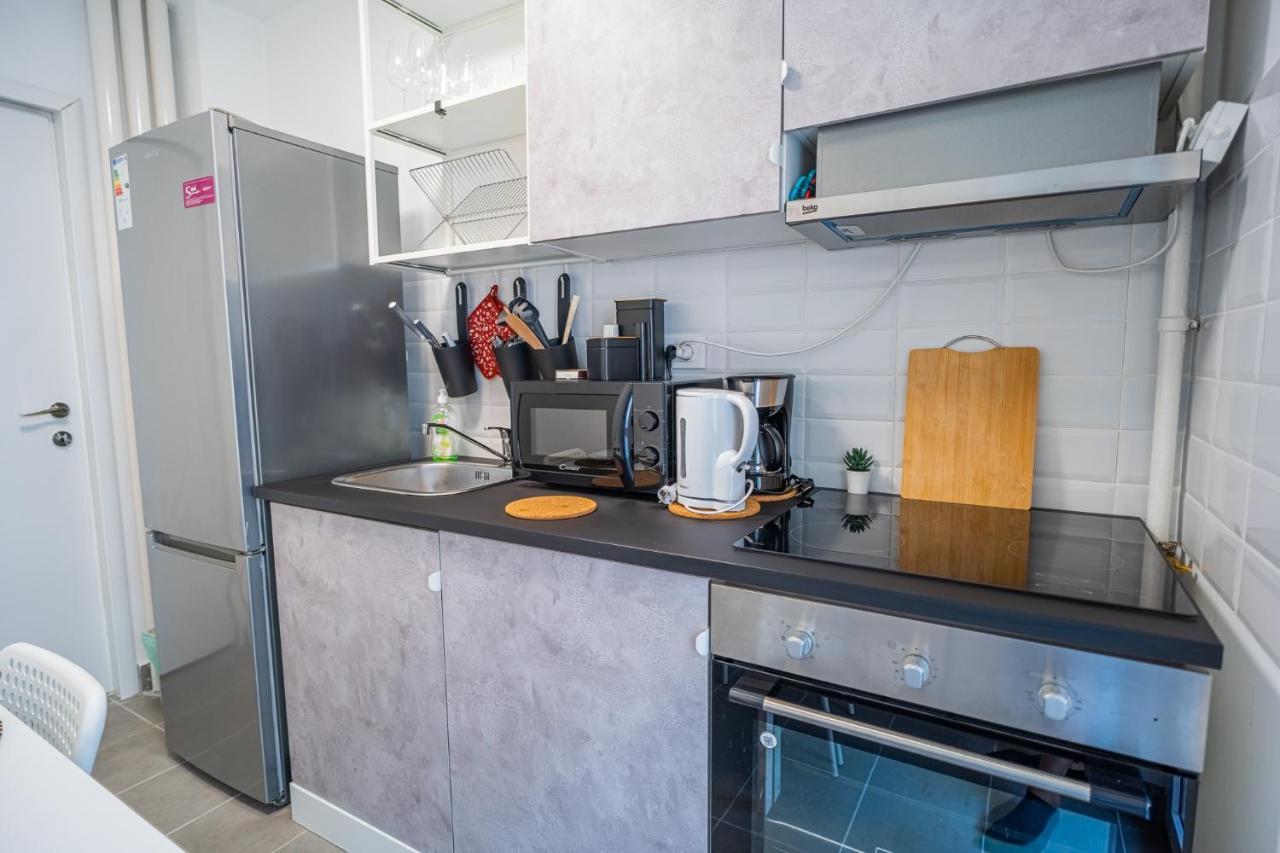 Spacious Newly Renovated 2Br Apartments With Balcony Bukarest Exteriör bild
