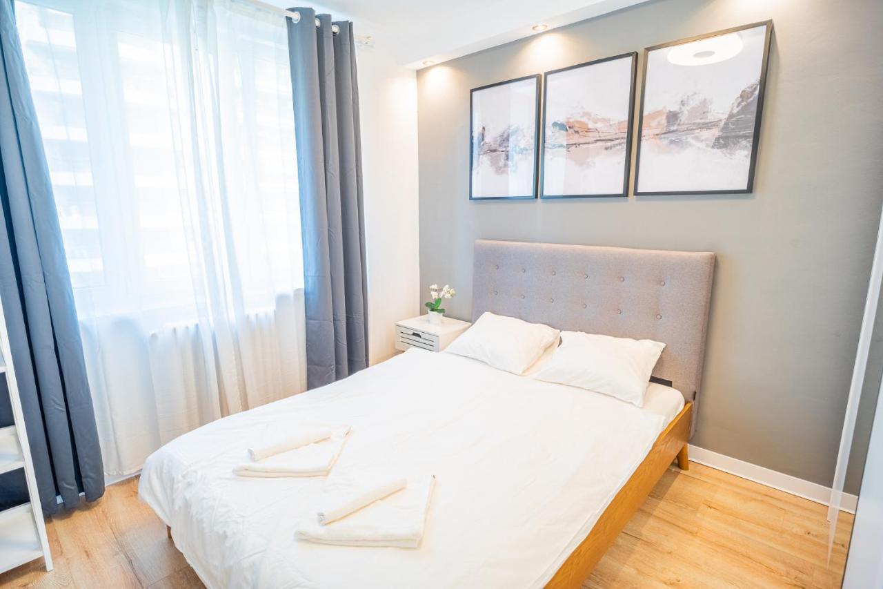 Spacious Newly Renovated 2Br Apartments With Balcony Bukarest Exteriör bild