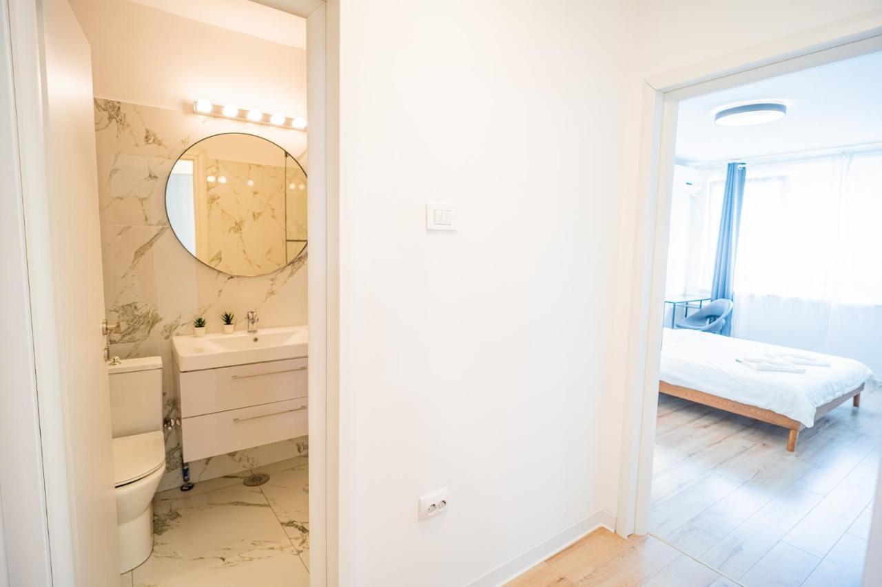 Spacious Newly Renovated 2Br Apartments With Balcony Bukarest Exteriör bild