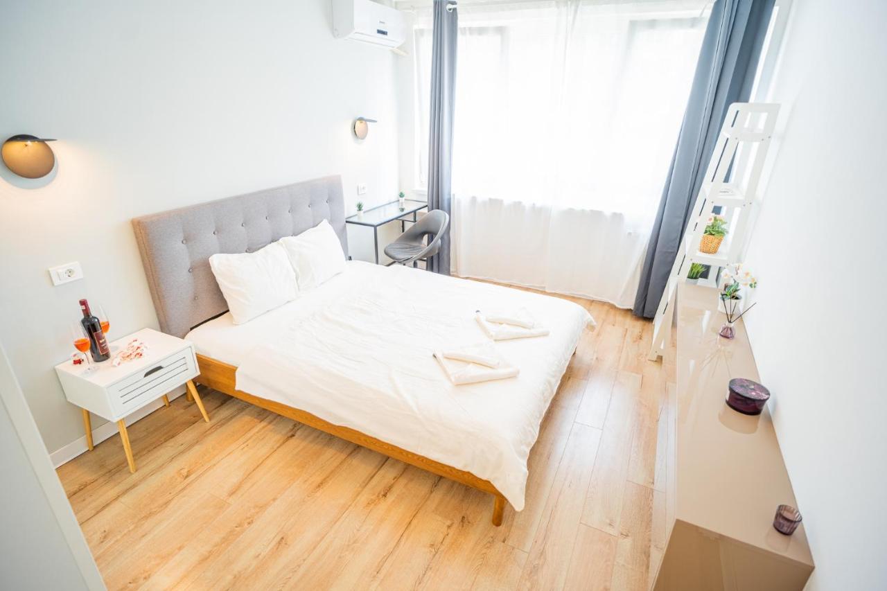 Spacious Newly Renovated 2Br Apartments With Balcony Bukarest Exteriör bild