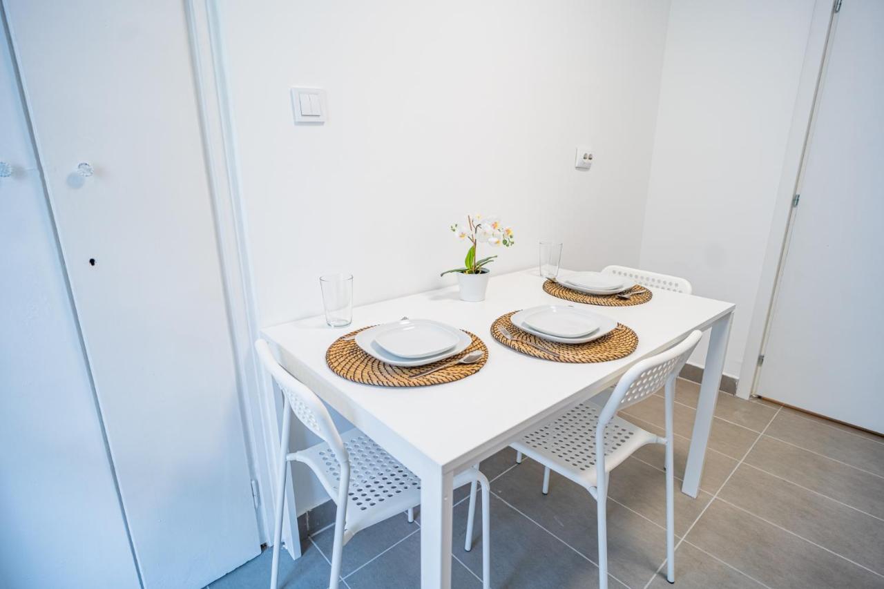 Spacious Newly Renovated 2Br Apartments With Balcony Bukarest Exteriör bild