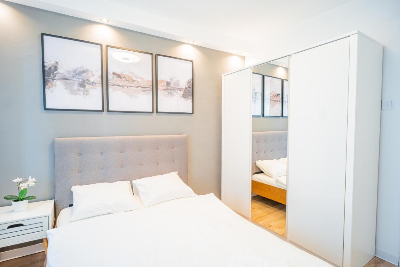 Spacious Newly Renovated 2Br Apartments With Balcony Bukarest Exteriör bild