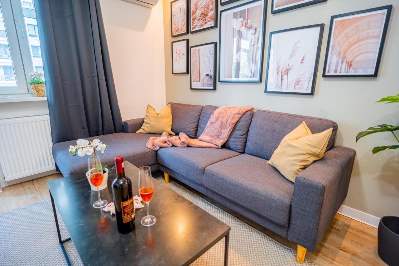 Spacious Newly Renovated 2Br Apartments With Balcony Bukarest Exteriör bild