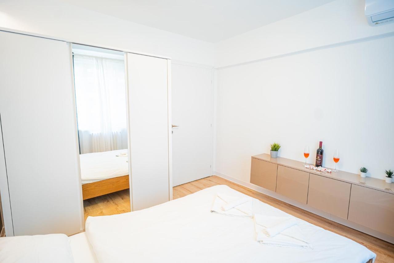 Spacious Newly Renovated 2Br Apartments With Balcony Bukarest Exteriör bild
