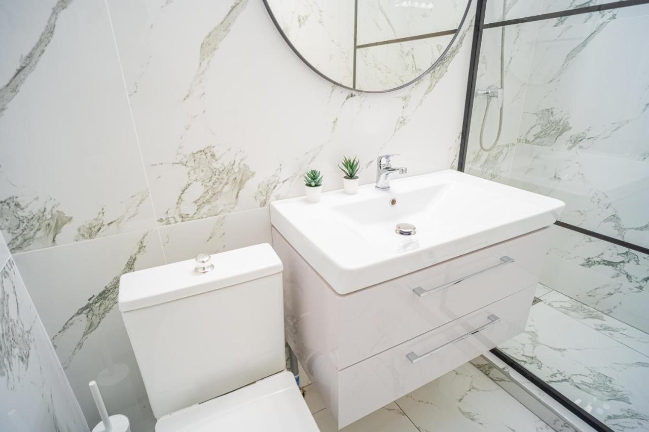 Spacious Newly Renovated 2Br Apartments With Balcony Bukarest Exteriör bild