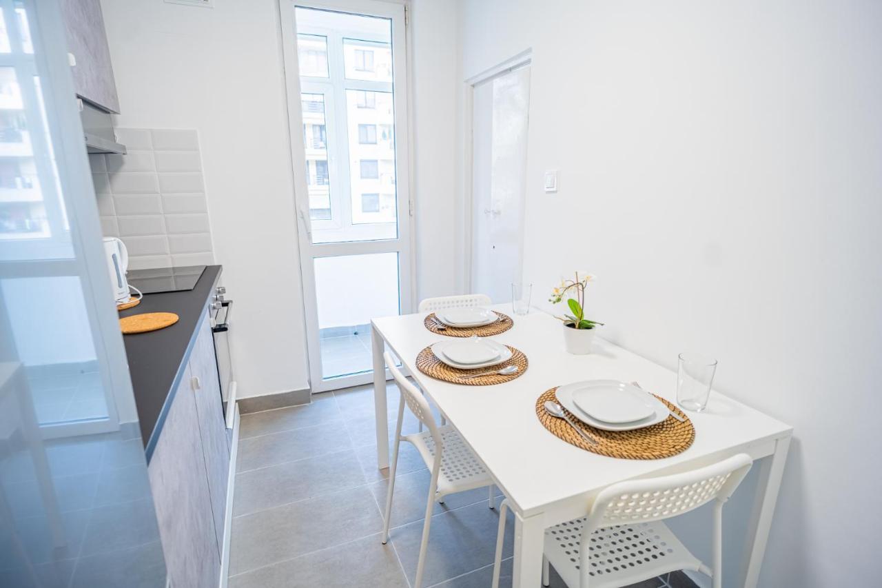 Spacious Newly Renovated 2Br Apartments With Balcony Bukarest Exteriör bild