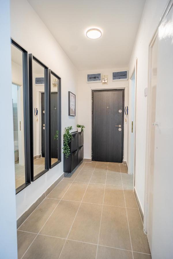 Spacious Newly Renovated 2Br Apartments With Balcony Bukarest Exteriör bild