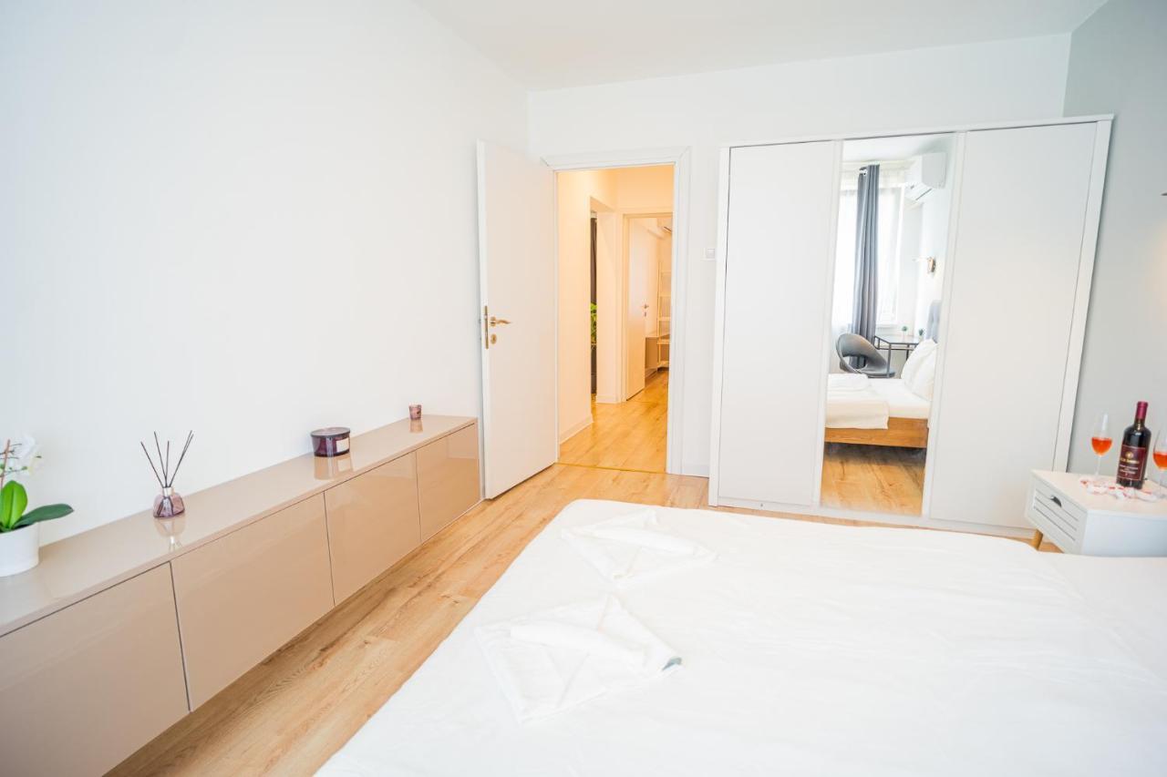 Spacious Newly Renovated 2Br Apartments With Balcony Bukarest Exteriör bild
