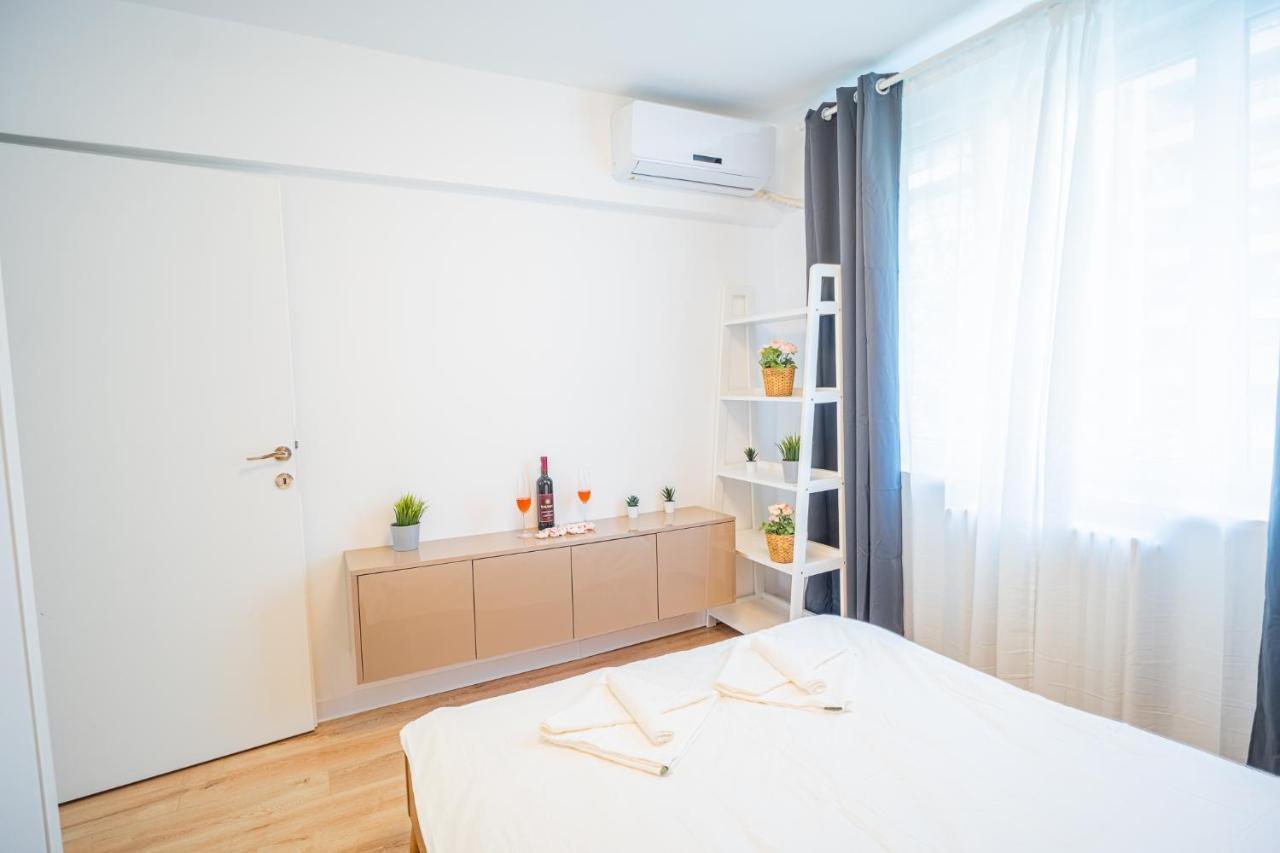 Spacious Newly Renovated 2Br Apartments With Balcony Bukarest Exteriör bild