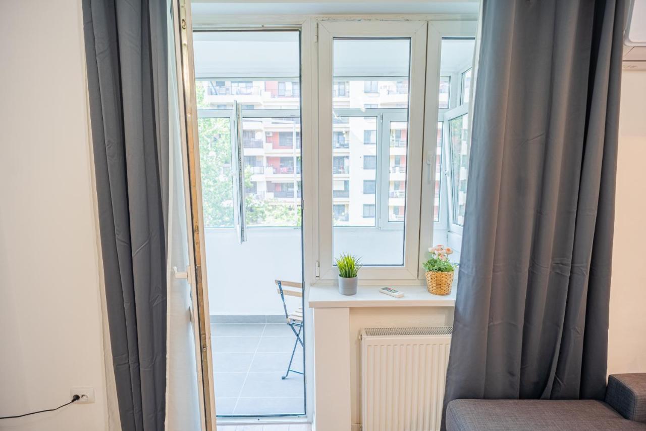 Spacious Newly Renovated 2Br Apartments With Balcony Bukarest Exteriör bild
