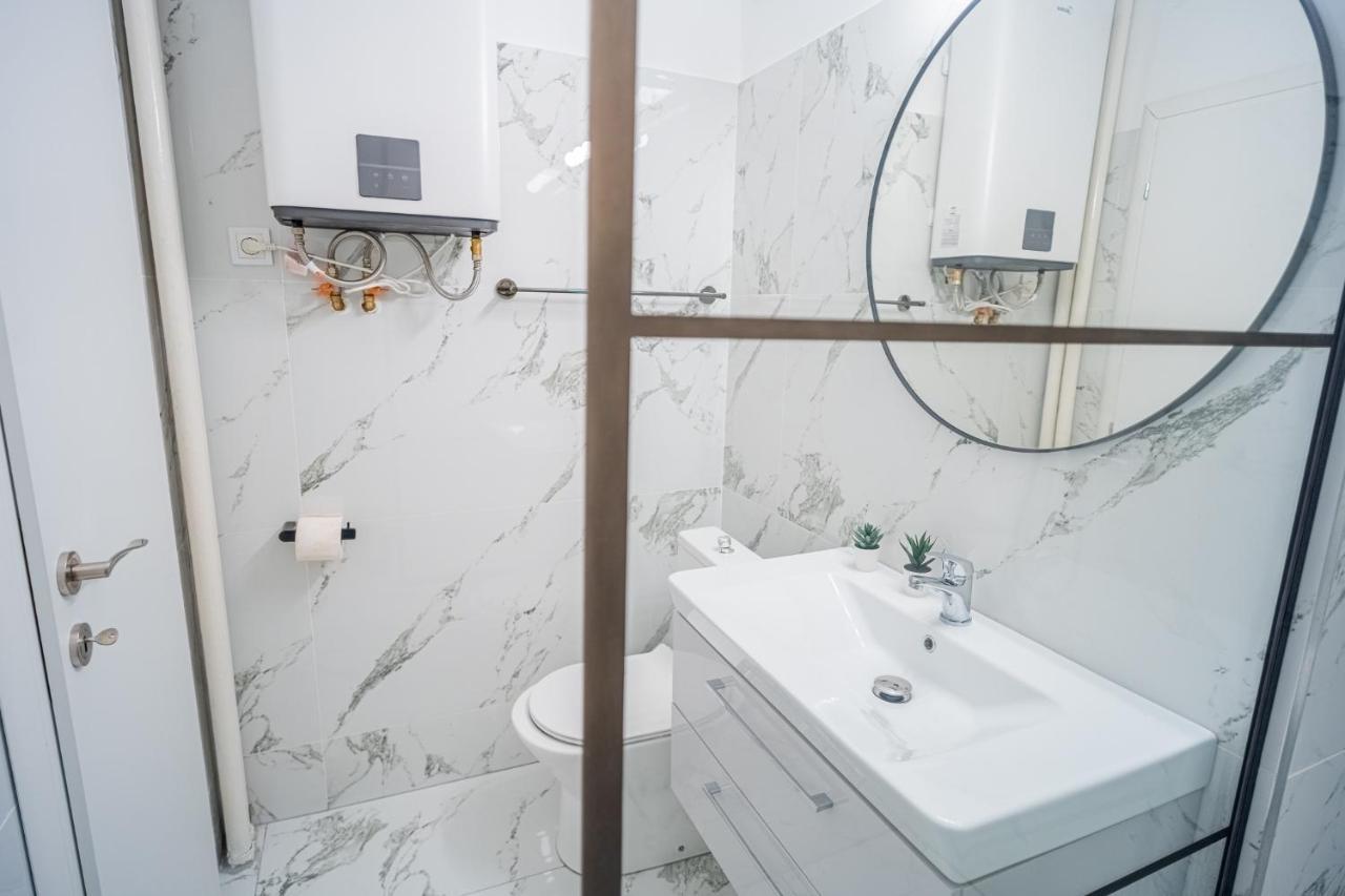 Spacious Newly Renovated 2Br Apartments With Balcony Bukarest Exteriör bild