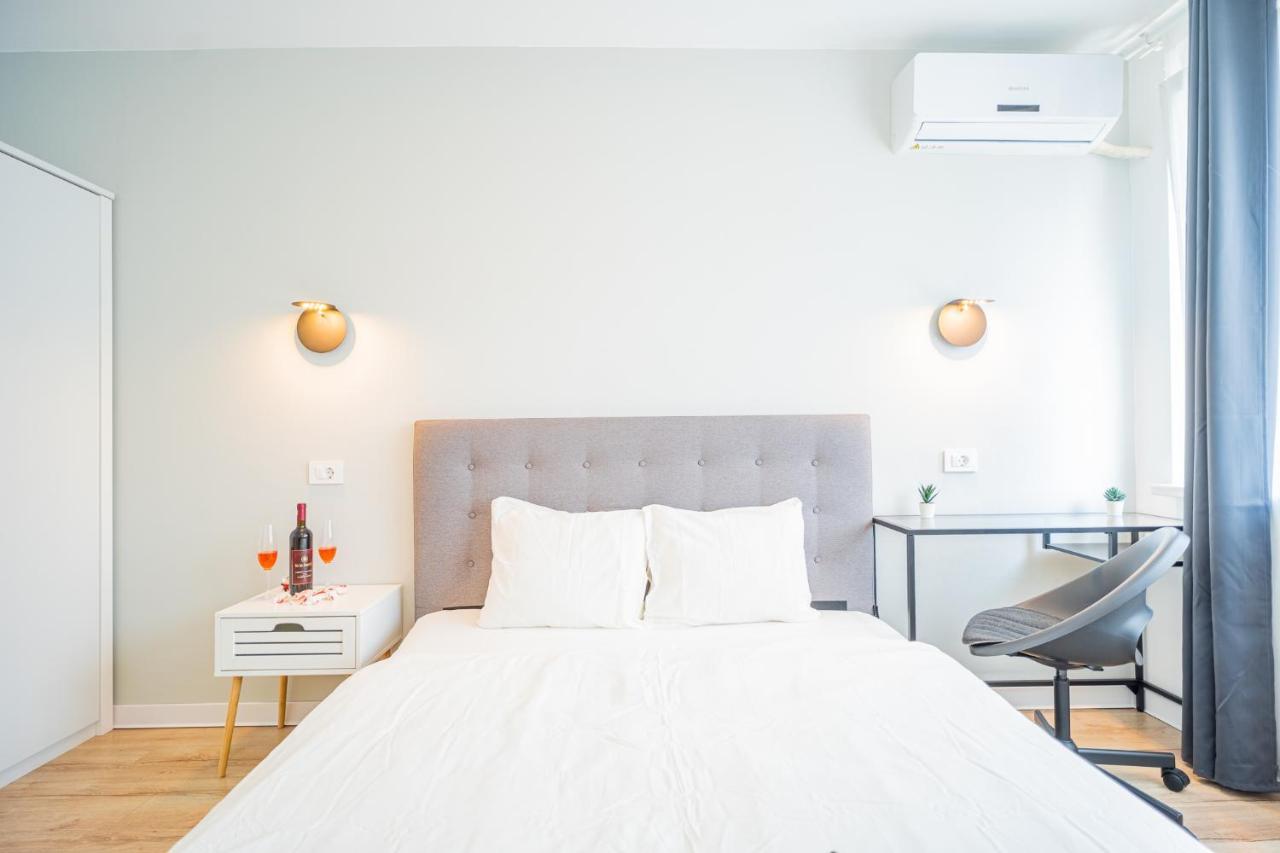 Spacious Newly Renovated 2Br Apartments With Balcony Bukarest Exteriör bild