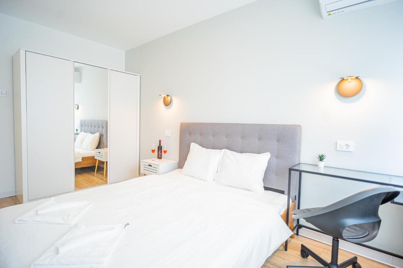 Spacious Newly Renovated 2Br Apartments With Balcony Bukarest Exteriör bild