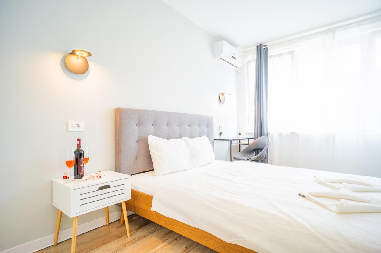 Spacious Newly Renovated 2Br Apartments With Balcony Bukarest Exteriör bild