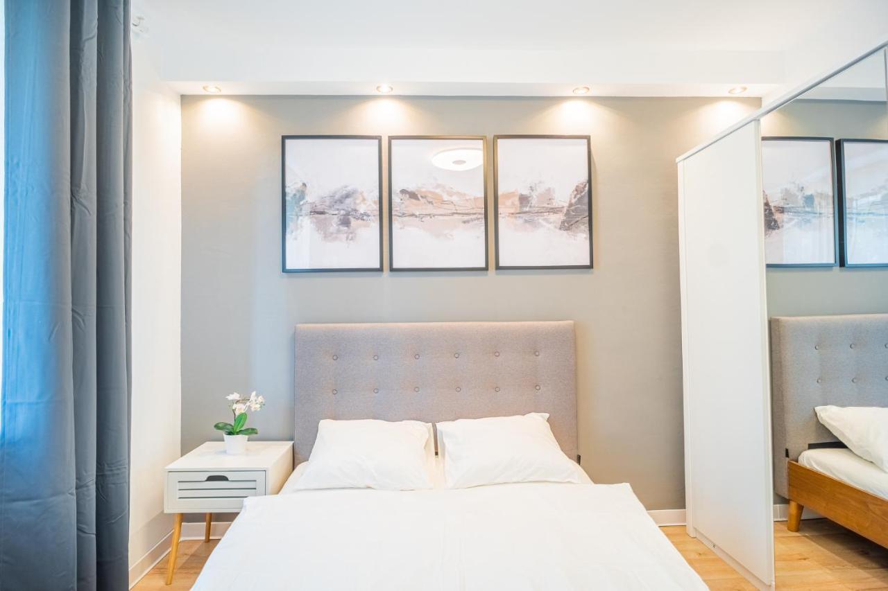 Spacious Newly Renovated 2Br Apartments With Balcony Bukarest Exteriör bild