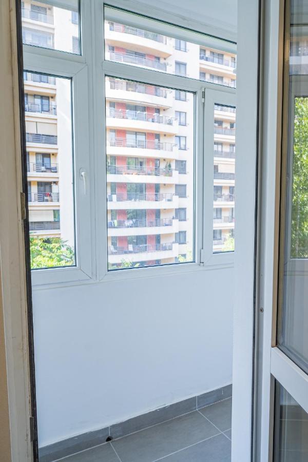 Spacious Newly Renovated 2Br Apartments With Balcony Bukarest Exteriör bild