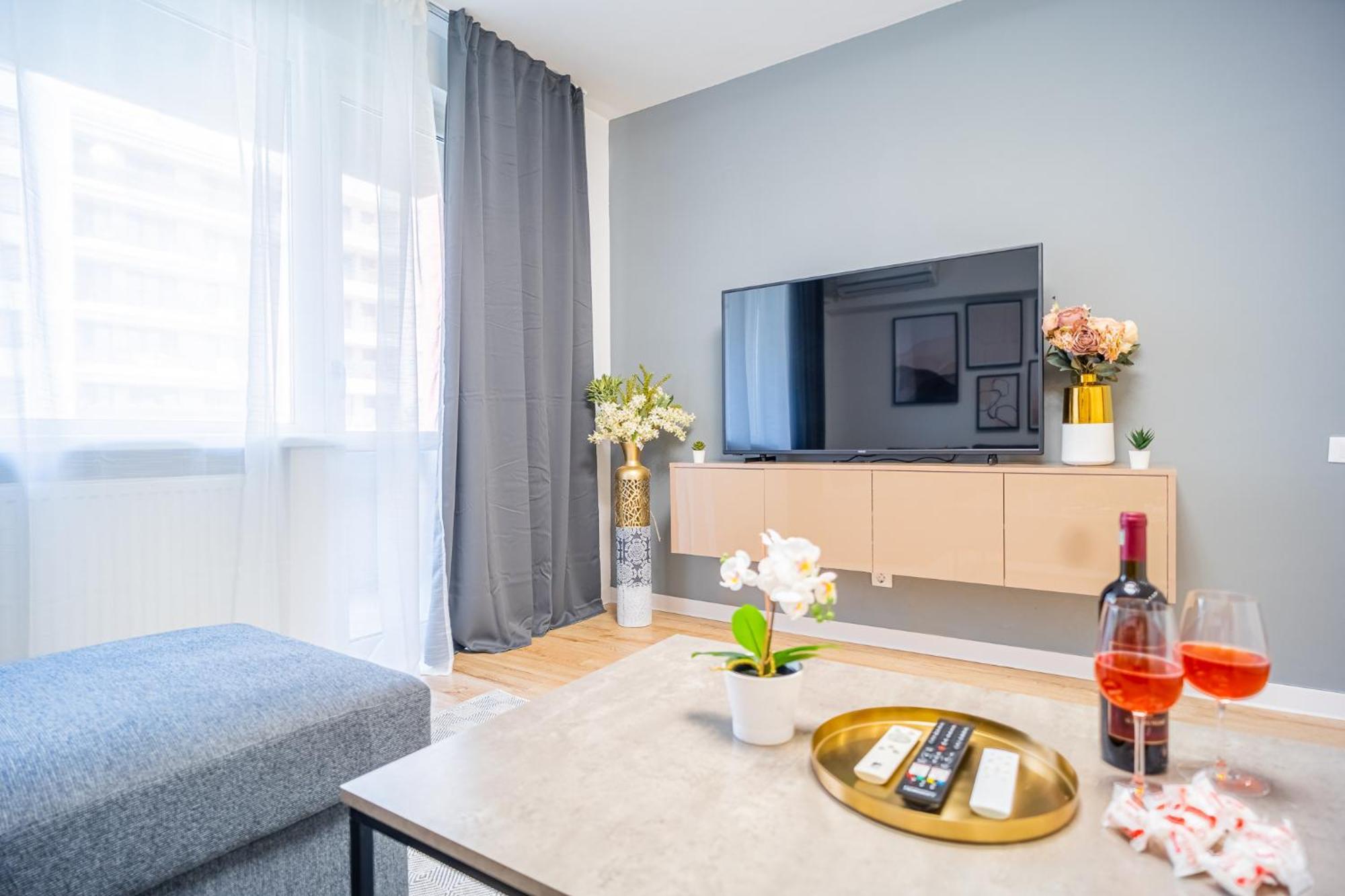 Spacious Newly Renovated 2Br Apartments With Balcony Bukarest Exteriör bild