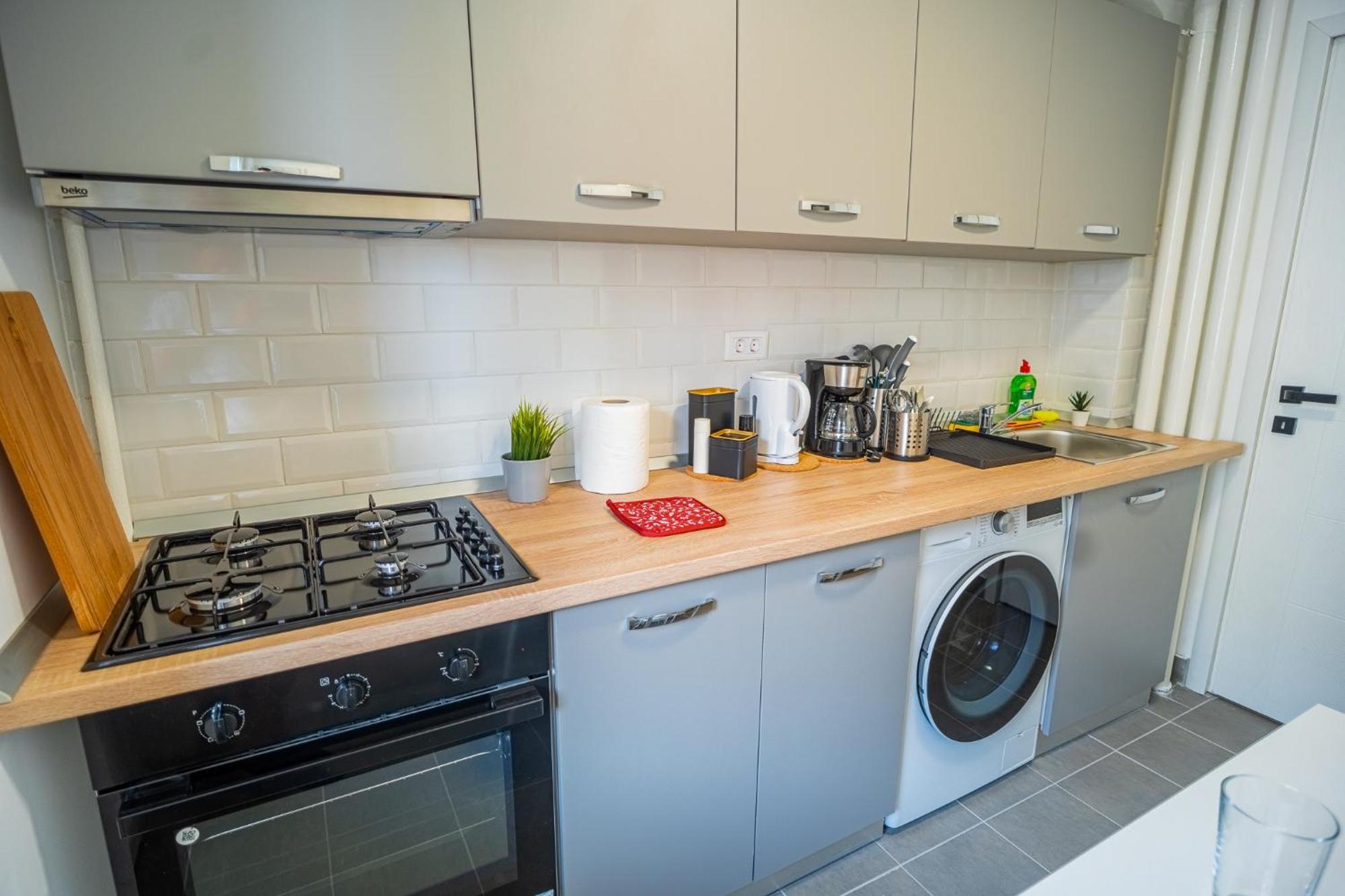Spacious Newly Renovated 2Br Apartments With Balcony Bukarest Exteriör bild
