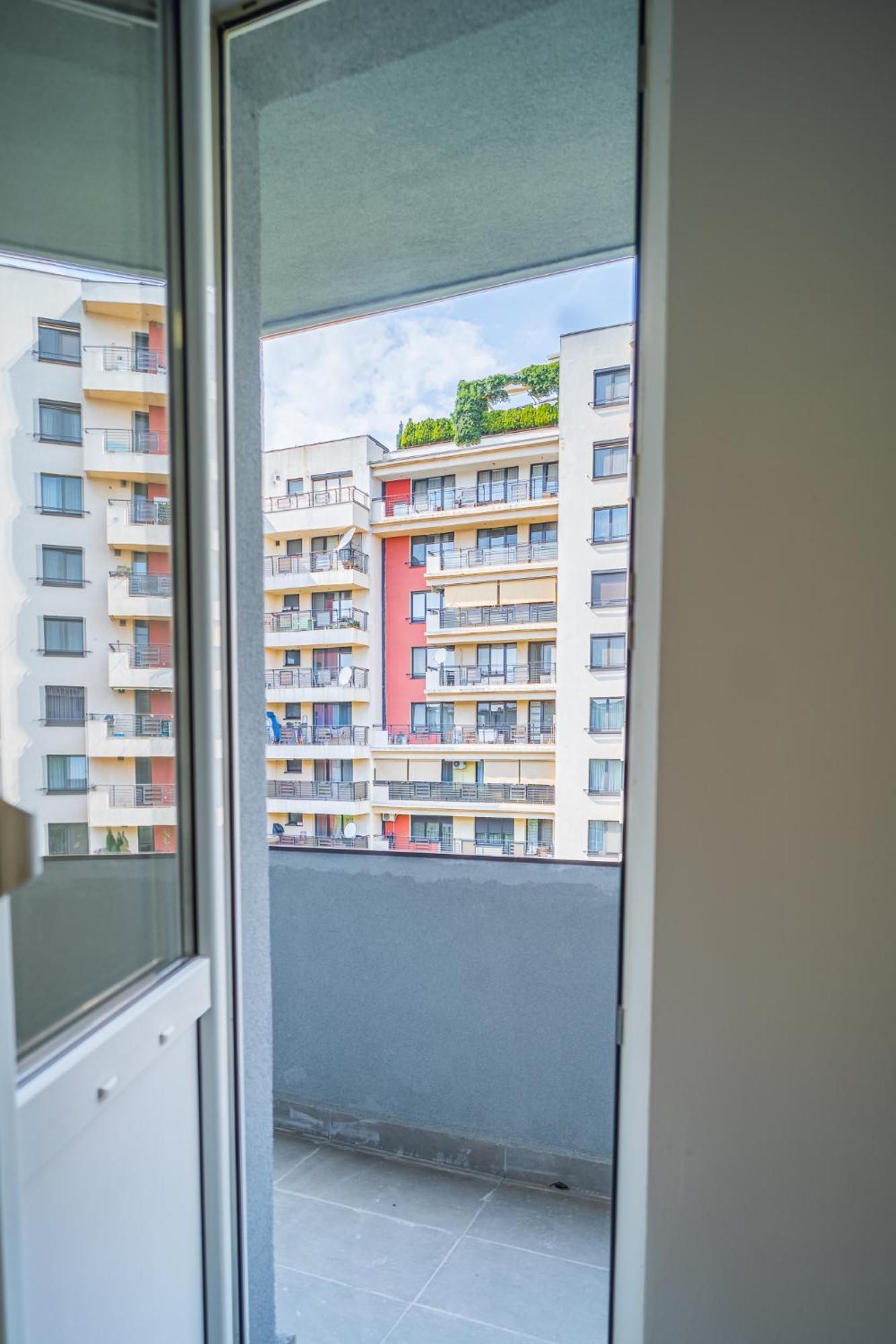 Spacious Newly Renovated 2Br Apartments With Balcony Bukarest Exteriör bild
