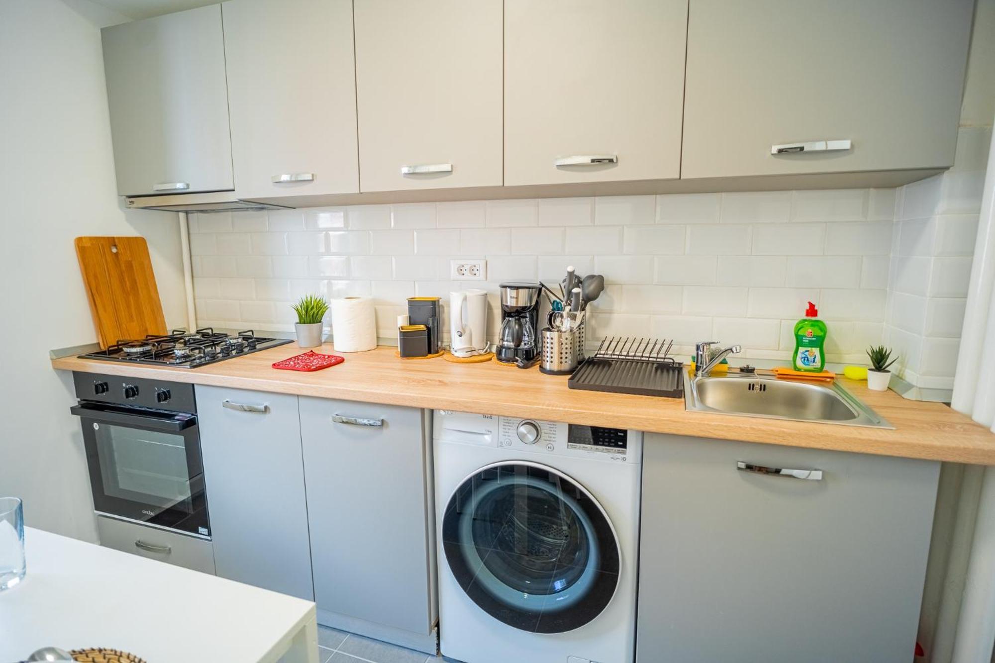 Spacious Newly Renovated 2Br Apartments With Balcony Bukarest Exteriör bild