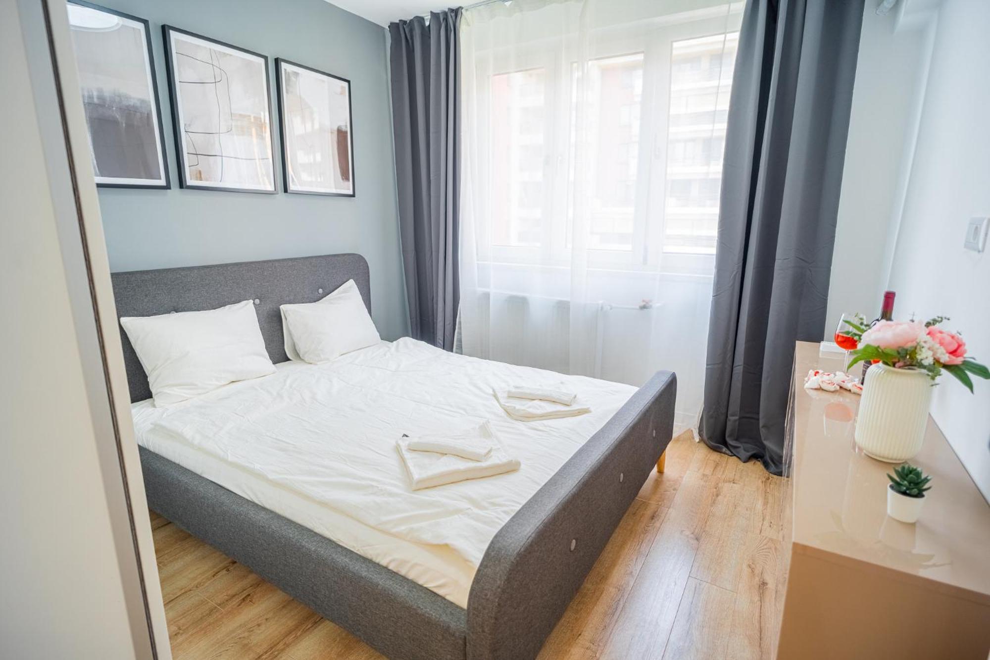 Spacious Newly Renovated 2Br Apartments With Balcony Bukarest Exteriör bild