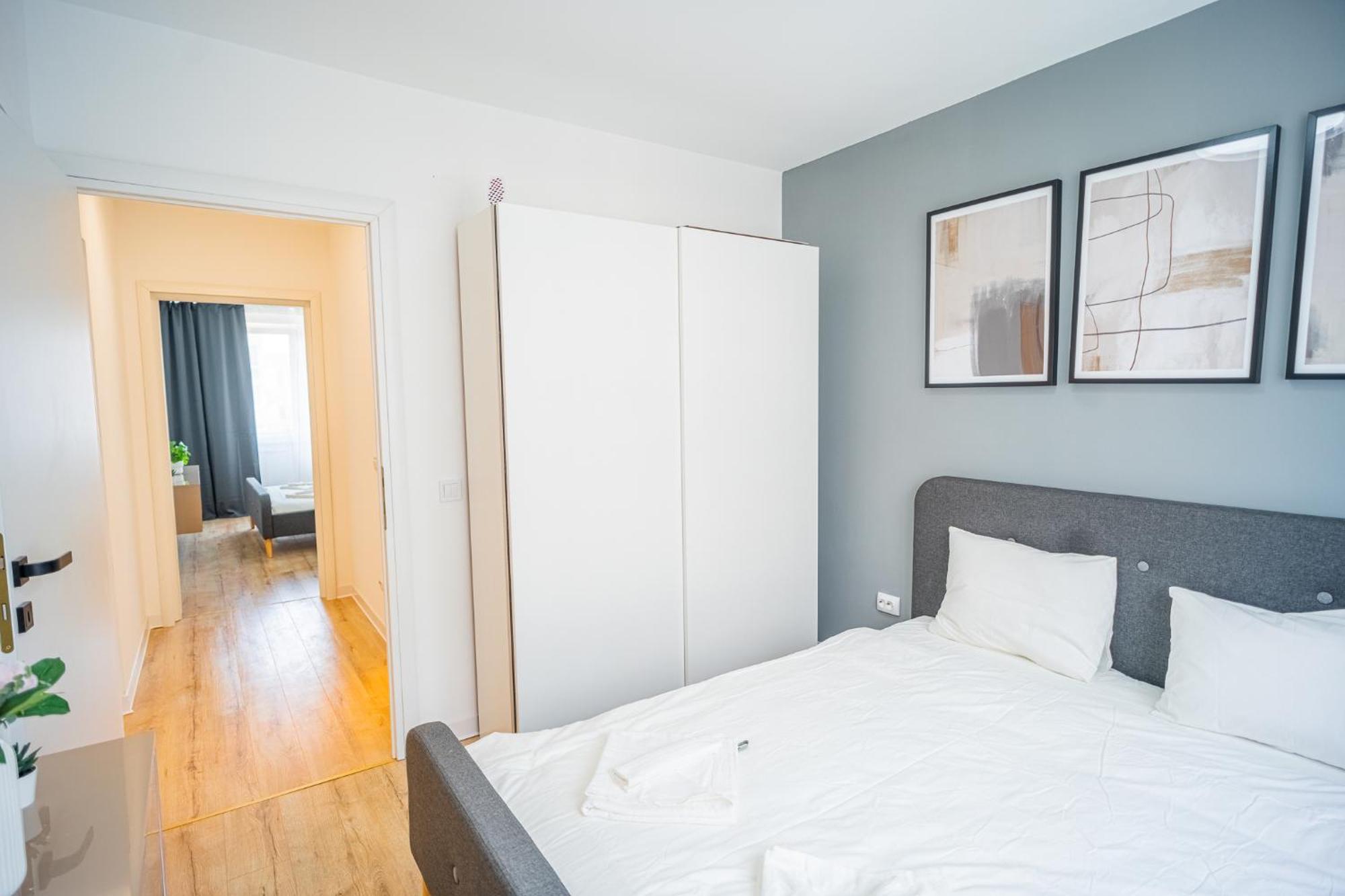 Spacious Newly Renovated 2Br Apartments With Balcony Bukarest Exteriör bild
