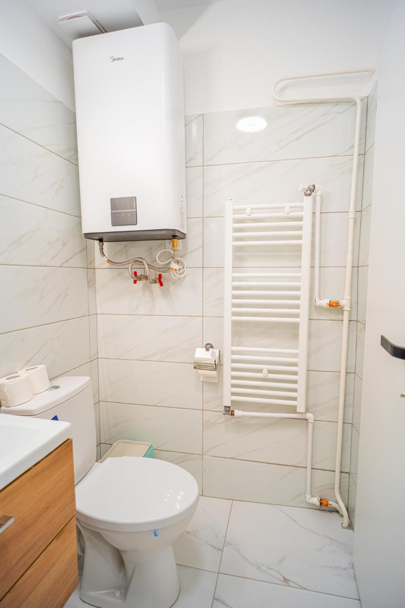 Spacious Newly Renovated 2Br Apartments With Balcony Bukarest Exteriör bild
