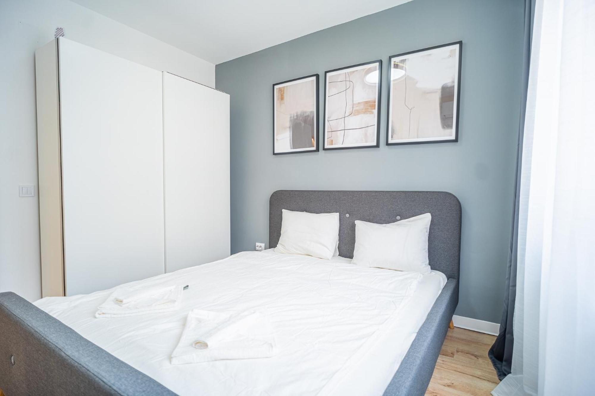 Spacious Newly Renovated 2Br Apartments With Balcony Bukarest Exteriör bild