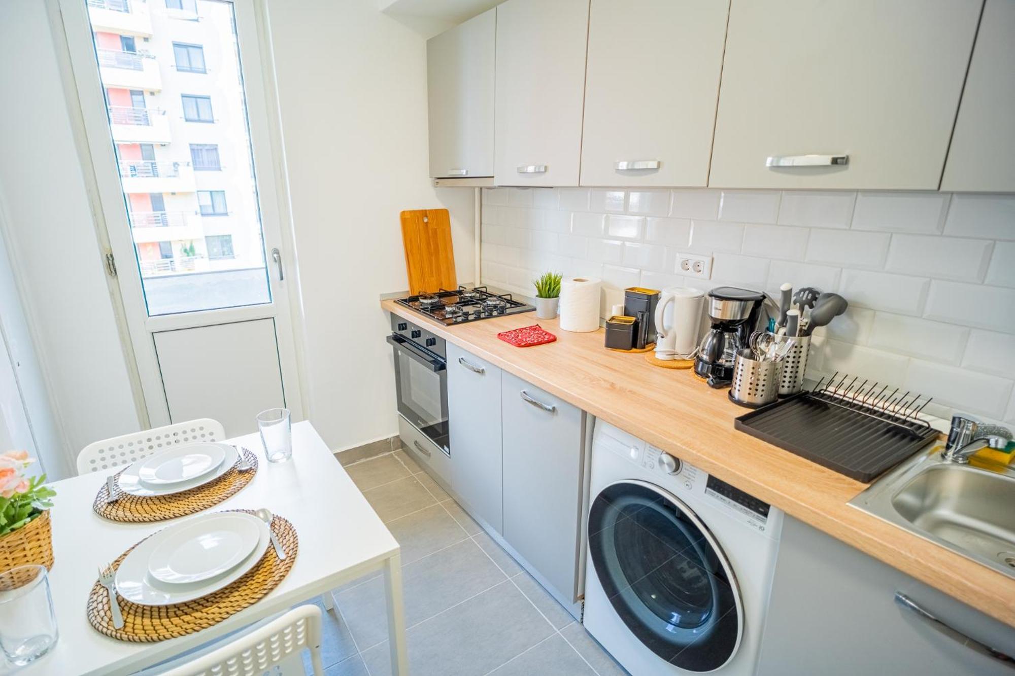 Spacious Newly Renovated 2Br Apartments With Balcony Bukarest Exteriör bild