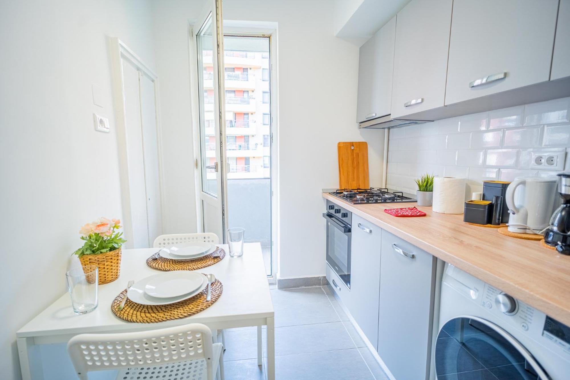 Spacious Newly Renovated 2Br Apartments With Balcony Bukarest Exteriör bild