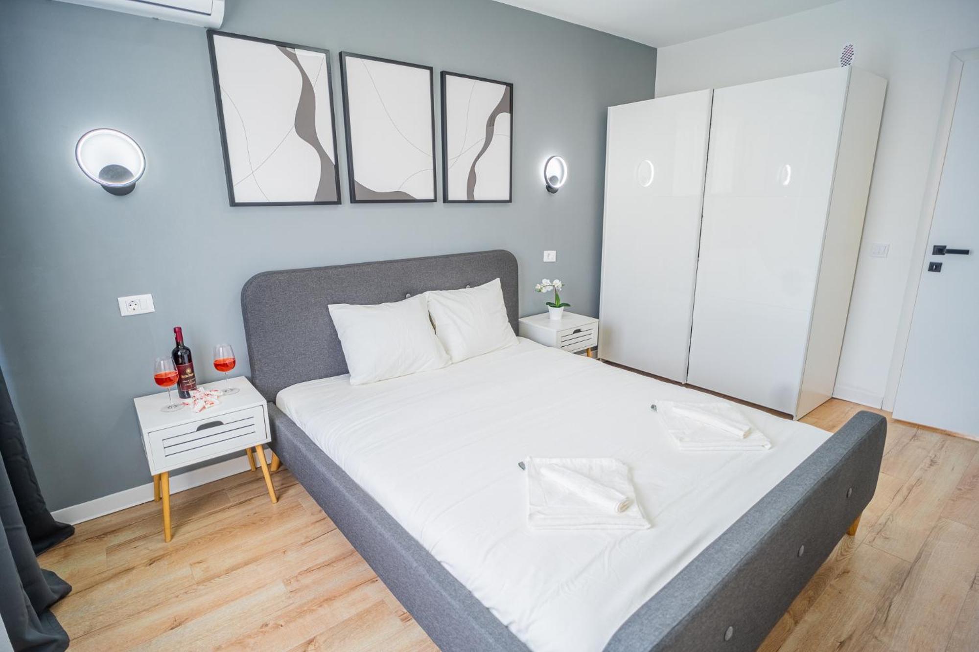 Spacious Newly Renovated 2Br Apartments With Balcony Bukarest Exteriör bild