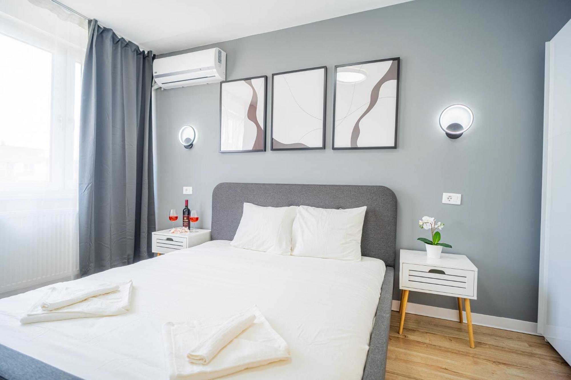 Spacious Newly Renovated 2Br Apartments With Balcony Bukarest Exteriör bild