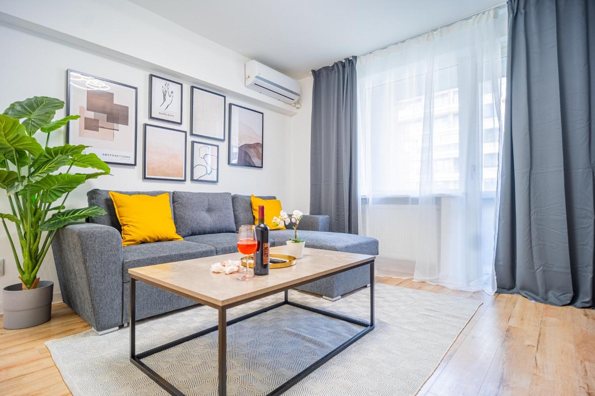 Spacious Newly Renovated 2Br Apartments With Balcony Bukarest Exteriör bild