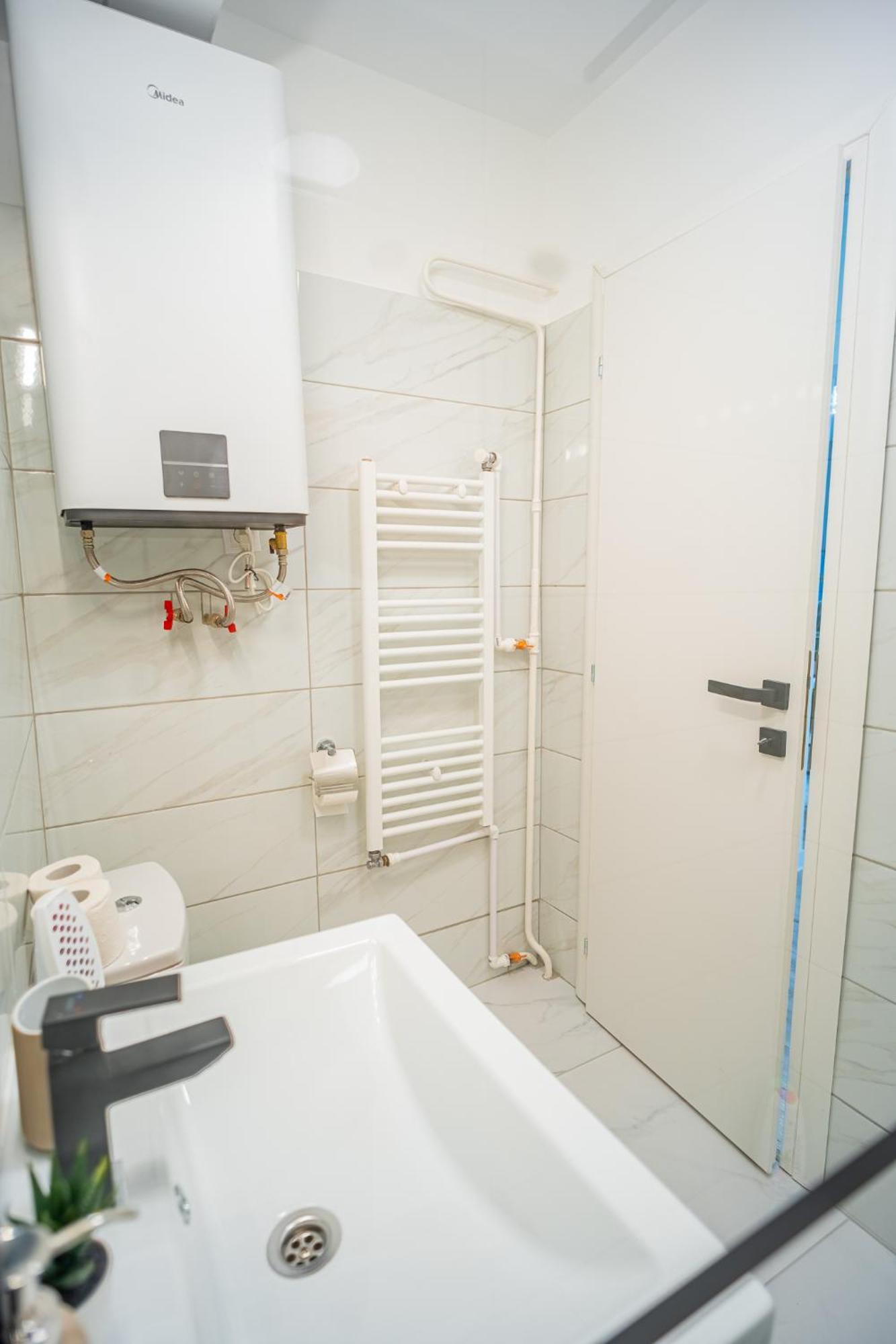 Spacious Newly Renovated 2Br Apartments With Balcony Bukarest Exteriör bild